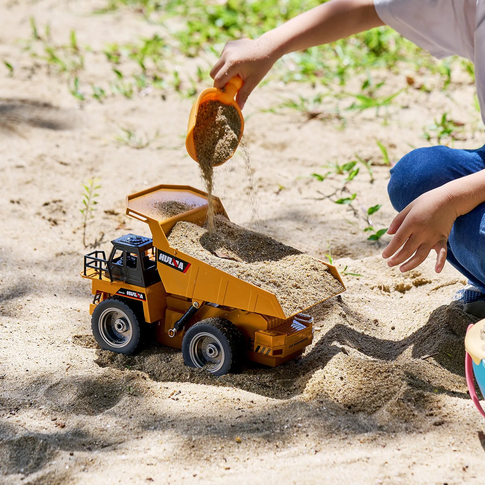 1/18 Scale RC Dump Truck 9CH RC Remote Control Car Toy Rechargeable Battery Construction Vehicle for Kids